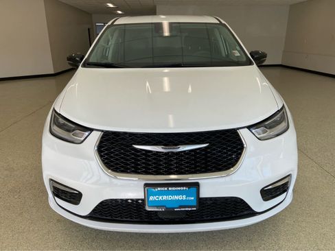 Used 2024 Chrysler Pacifica Touring-L FWD image 4