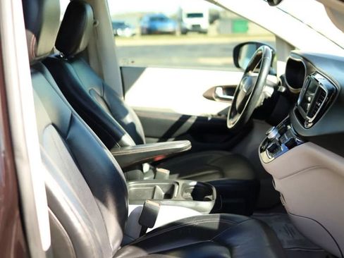 Used 2019 Chrysler Pacifica Touring-L FWD image 43