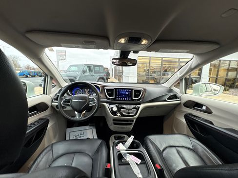 Used 2017 Chrysler Pacifica Touring-L image 12