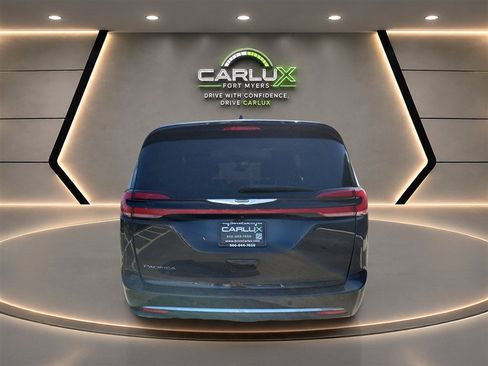 Used 2023 Chrysler Pacifica Touring-L FWD image 5