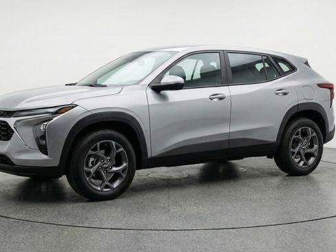 Used 2025 Chevrolet Trax LT w/ LT Convenience Package image 3