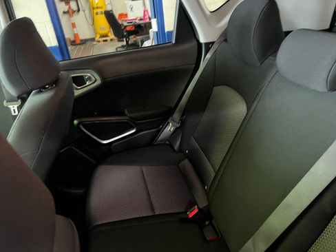 Used 2025 Kia Soul LX w/ LX Technology Package FWD image 34