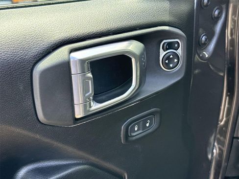 Used 2025 Jeep Wrangler Unlimited Rubicon AWD/4WD image 21