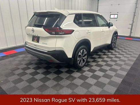 Used 2023 Nissan Rogue SV image 3
