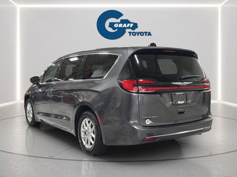 Used 2023 Chrysler Pacifica Touring-L FWD image 5