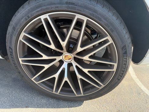 Used 2023 Porsche Macan AWD/4WD image 12
