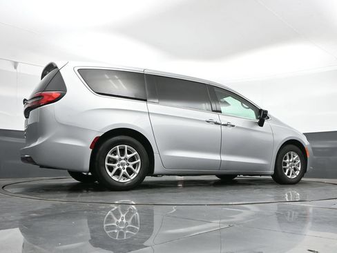 Used 2024 Chrysler Pacifica Touring-L FWD image 41
