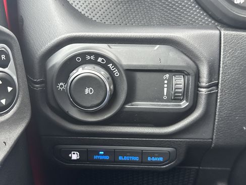 Used 2025 Jeep Wrangler Unlimited Rubicon 4xe w/ Convenience Group AWD/4WD image 15