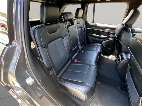 Used 2023 Jeep Grand Cherokee Overland AWD/4WD image 19