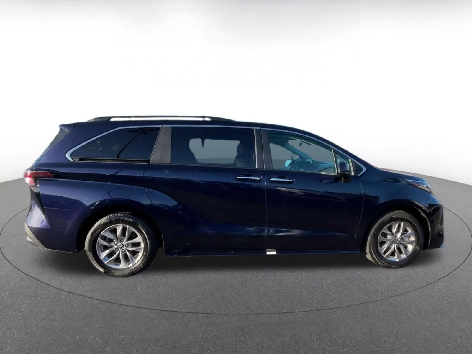Used 2025 Toyota Sienna XLE FWD image 15