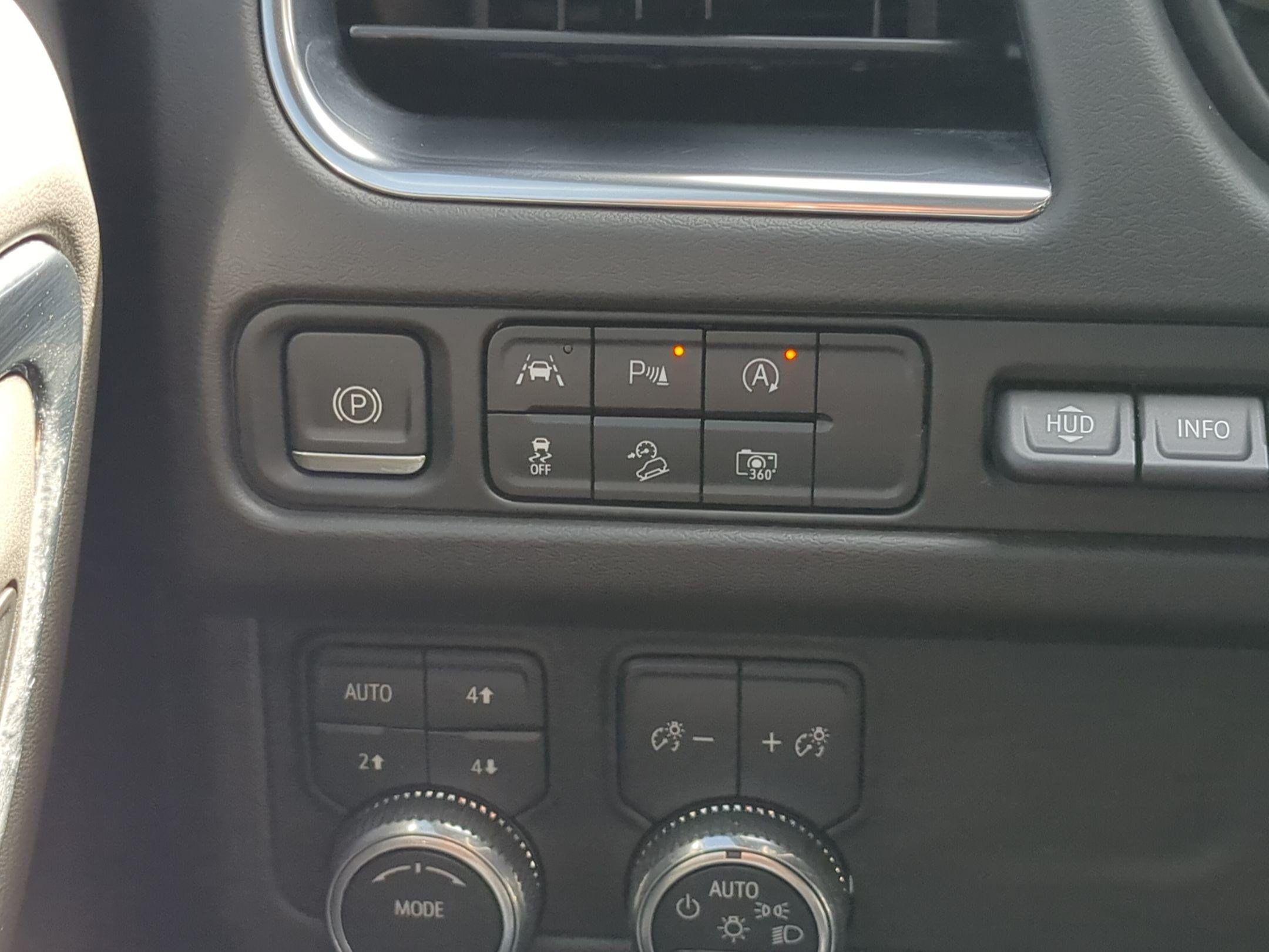 Used 2023 GMC Yukon AT4 w/ Technology Package AWD/4WD image 24