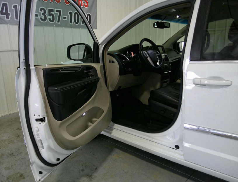 Used 2014 Chrysler Town & Country Touring FWD image 14