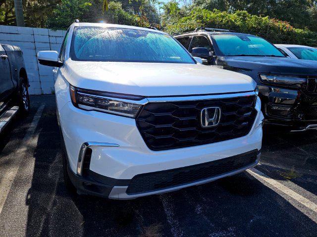 Used 2025 Honda Pilot Touring image 4