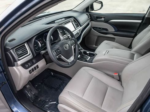 Used 2017 Toyota Highlander XLE FWD image 16