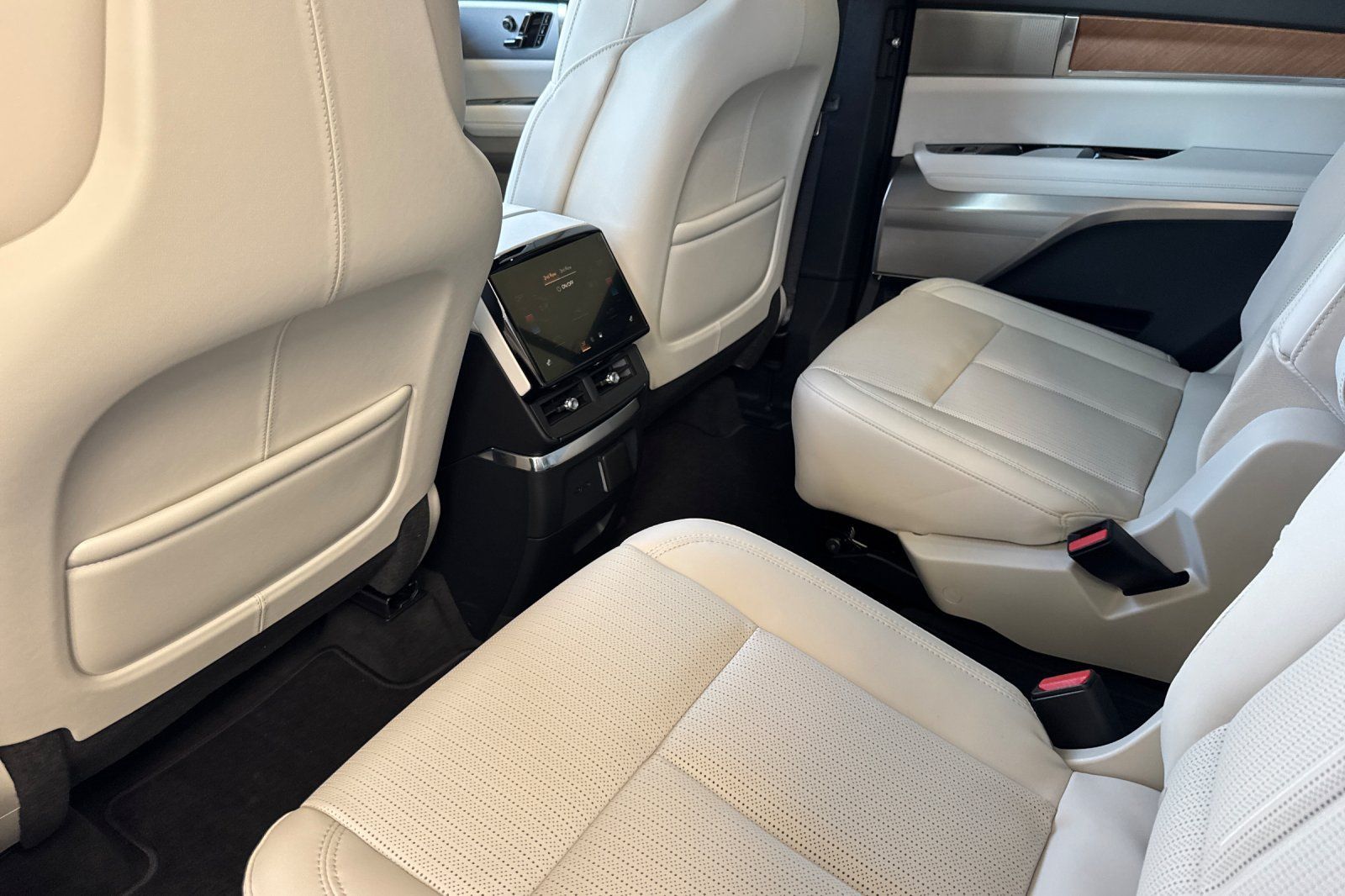 New 2027 Cadillac Vistiq Luxury w/ LPO, Floor Liner Package AWD/4WD image 12