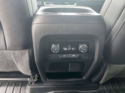 Used 2024 Chevrolet Traverse Z71 AWD/4WD image 12