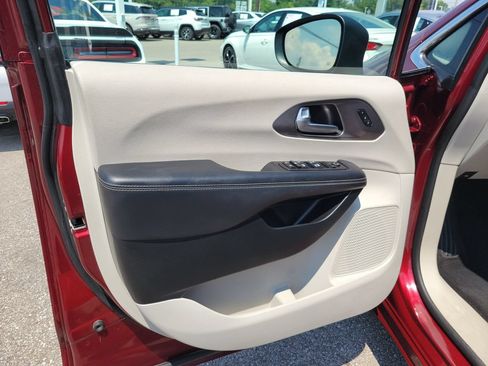 Used 2023 Chrysler Pacifica Touring-L FWD image 21