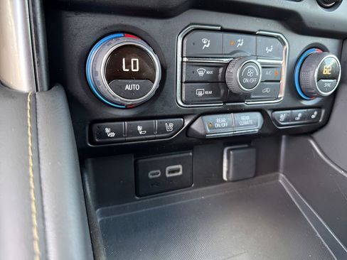 Used 2023 Chevrolet Suburban Premier AWD/4WD image 23