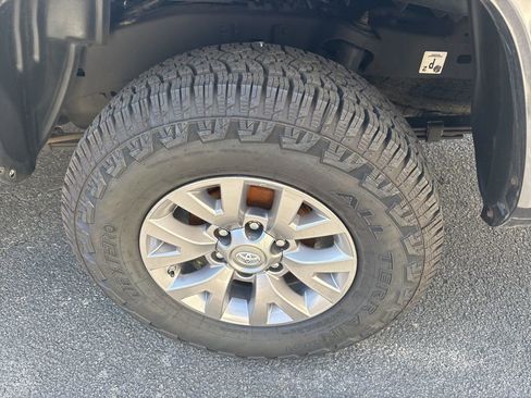 Used 2019 Toyota Tacoma SR5 RWD image 9