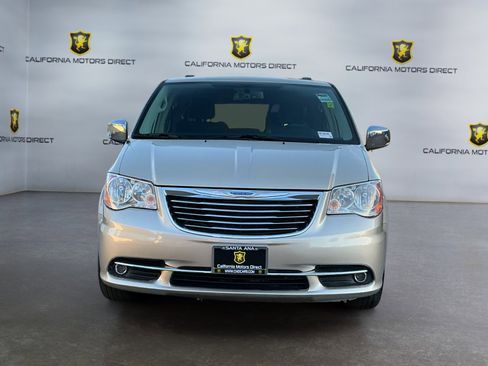 Used 2016 Chrysler Town & Country Limited image 2