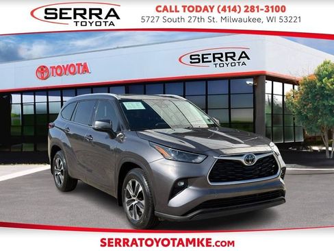 Used 2022 Toyota Highlander XLE FWD image 1