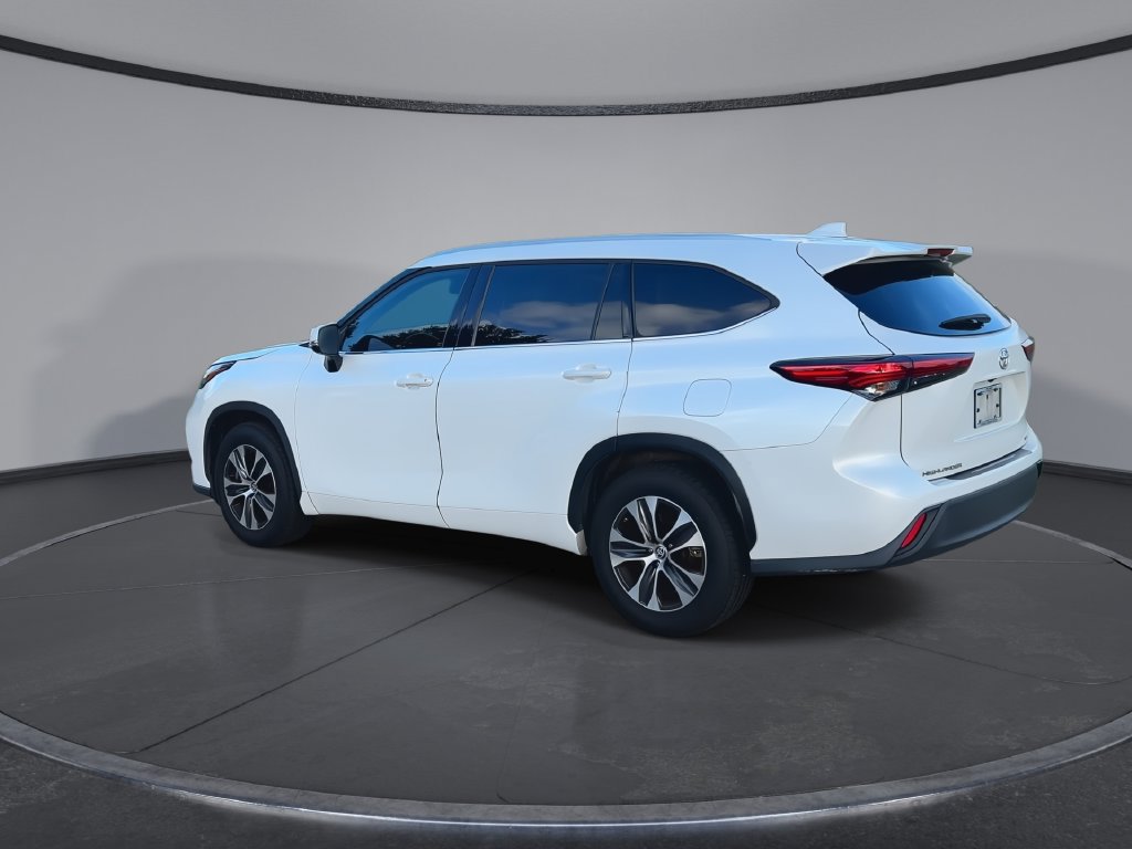 Used 2022 Toyota Highlander XLE FWD image 6