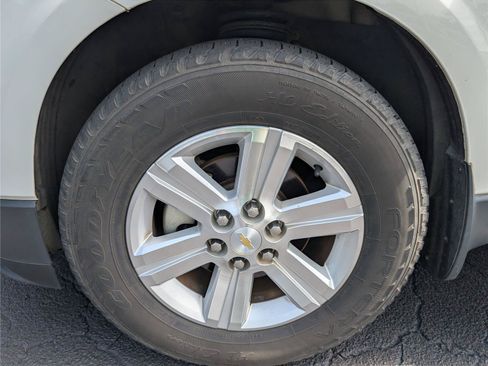 Used 2014 Chevrolet Traverse LT w/ LPO, 'HIT The Road' Package FWD image 9