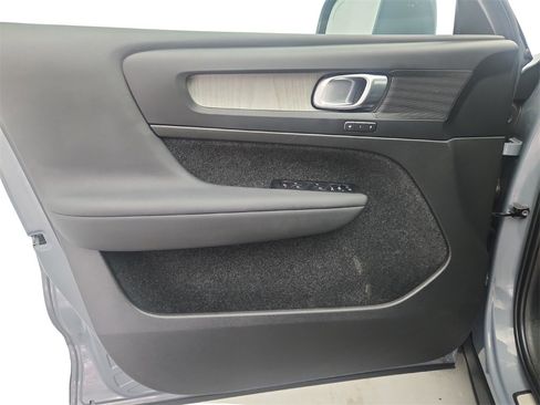 Used 2023 Volvo XC40 B5 Plus image 22