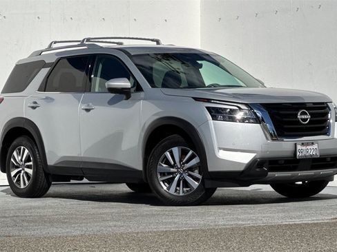 Certified 2024 Nissan Pathfinder SL image 2