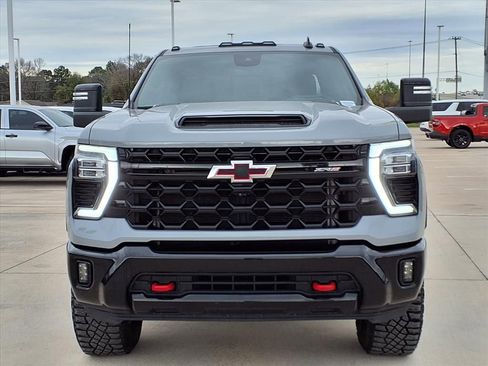 Used 2024 Chevrolet Silverado 2500 ZR2 w/ Technology Package image 4
