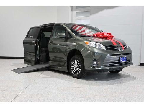 Used 2019 Toyota Sienna XLE w/ XLE Navigation Package FWD image 2