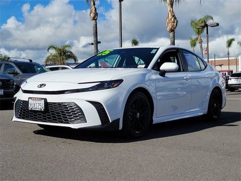 Used 2025 Toyota Camry SE image 5