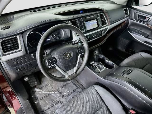 Used 2018 Toyota Highlander LE w/ Carpet Mat Package (TMS) AWD/4WD image 2