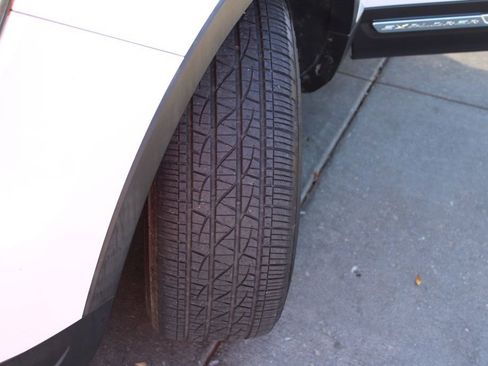 Used 2018 Ford Explorer XLT image 12