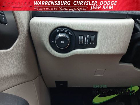 Used 2020 Chrysler Pacifica Touring-L FWD image 31