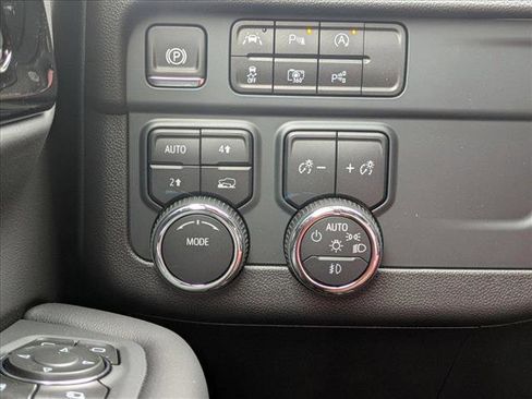 New 2025 Chevrolet Suburban Premier image 16