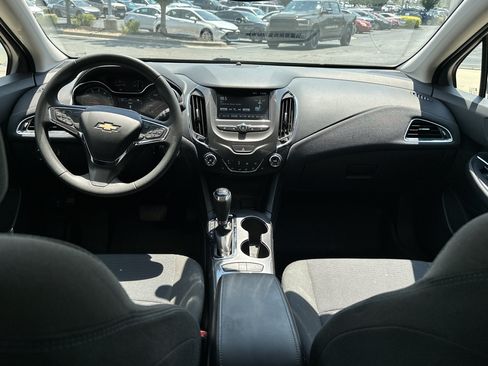 Used 2018 Chevrolet Cruze LT w/ Convenience Package FWD image 22