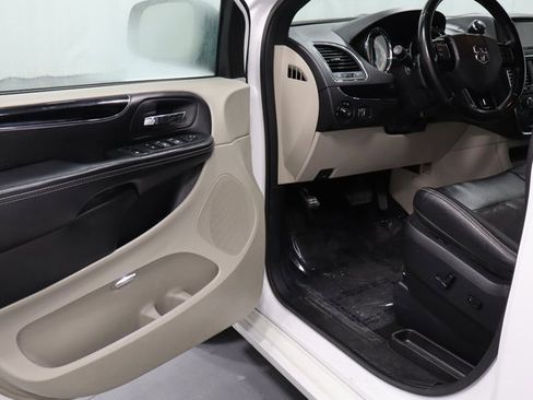 Used 2020 Dodge Grand Caravan SXT image 7