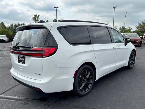 Used 2025 Chrysler Pacifica Limited FWD image 8