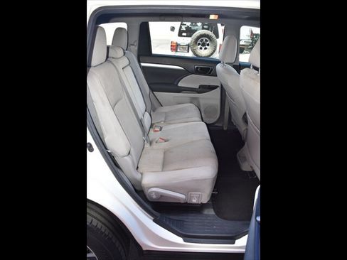 Used 2018 Toyota Highlander LE FWD image 27