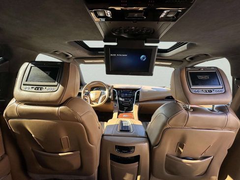 Used 2017 Cadillac Escalade ESV Platinum image 32