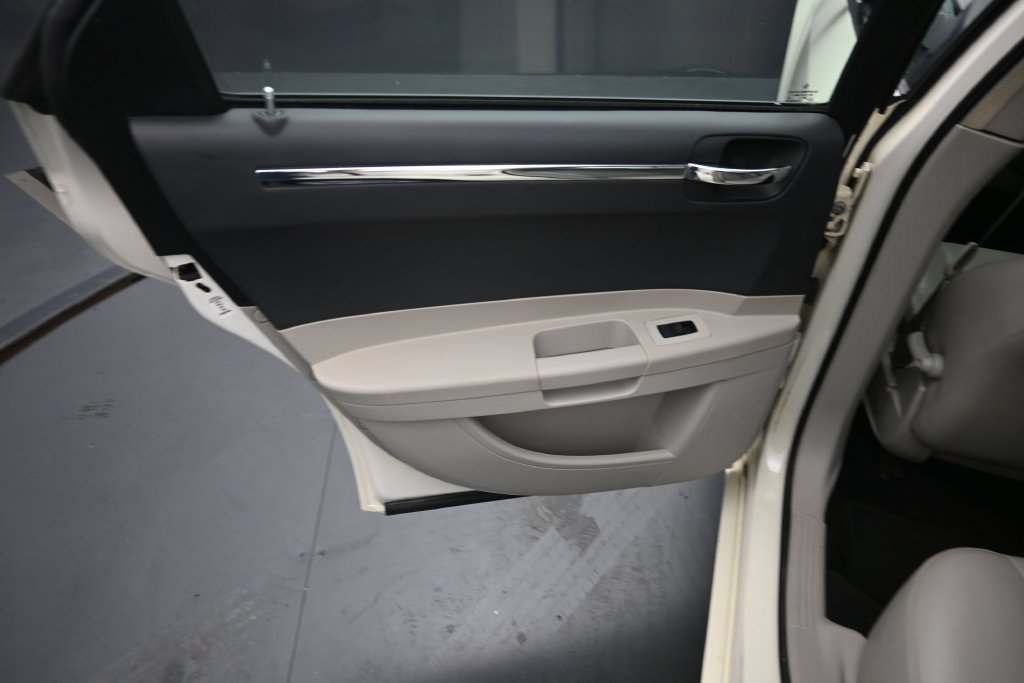 Used 2005 Chrysler 300 Touring w/ Sound Group RWD image 16