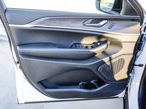 New 2025 Jeep Grand Cherokee Limited w/ Black Appearance Package image 21