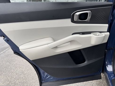 Used 2025 Kia Sorento S image 11