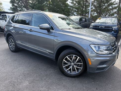 Used 2020 Volkswagen Tiguan SE w/ Panoramic Sunroof Package FWD image 2