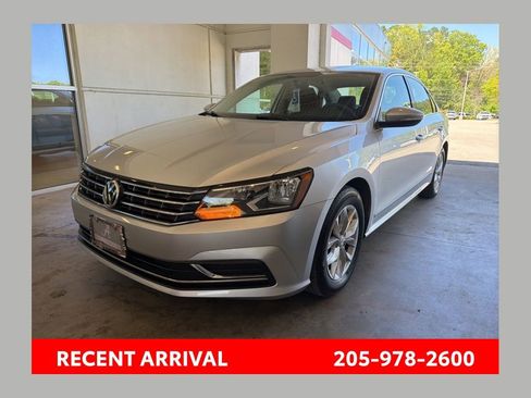 Used 2016 Volkswagen Passat 1.8T S image 1