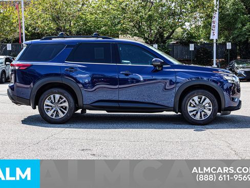 Used 2024 Nissan Pathfinder SV w/ SV Premium Package image 10