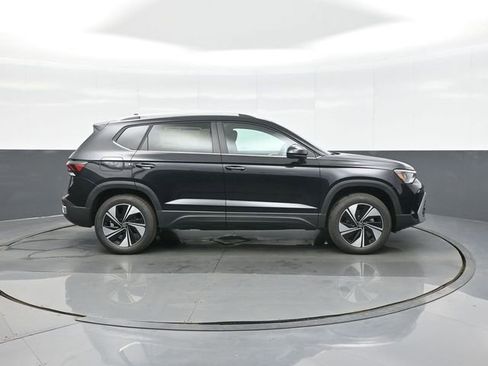 New 2026 Volkswagen Taos SE image 5