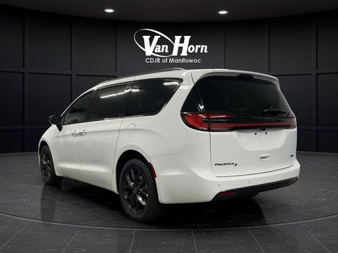 New 2026 Chrysler Pacifica Select w/ S Appearance Package image 3