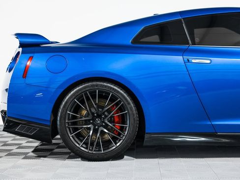 Used 2021 Nissan GT-R Premium image 2